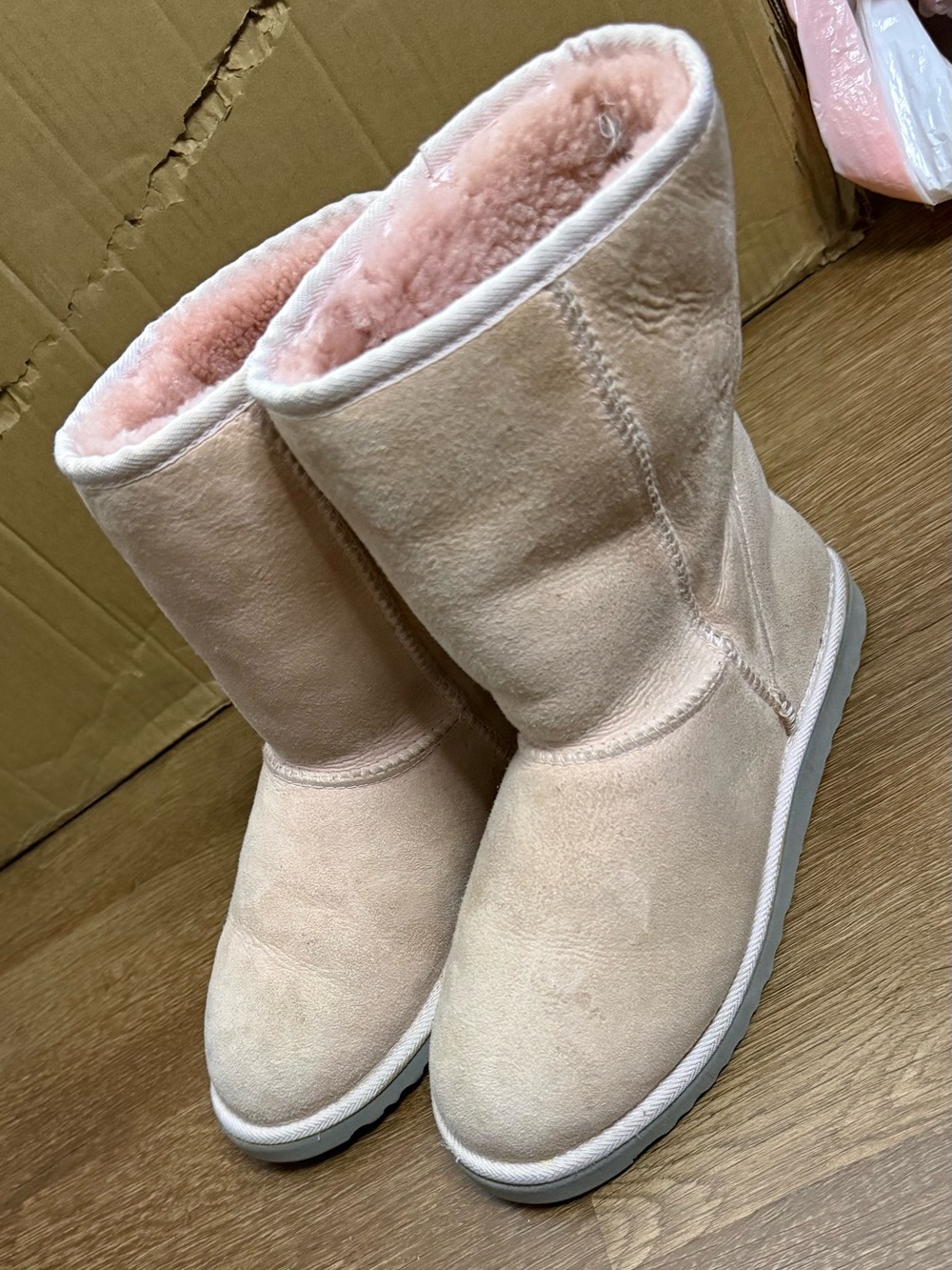 UGG Women’s Classic Short Light Pink Suede Pull On Winter Boot Size US 8 Cozy